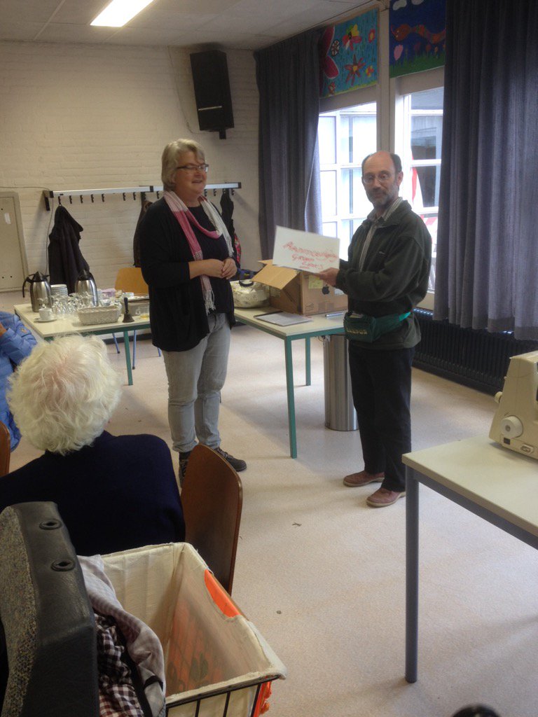 schepcom60's tweet image. Klaar Koenraad (groen links) overhandigt de aanmoedigingsprijs (€250) aan Sjaak Adriaansen van TTR fiksclub.