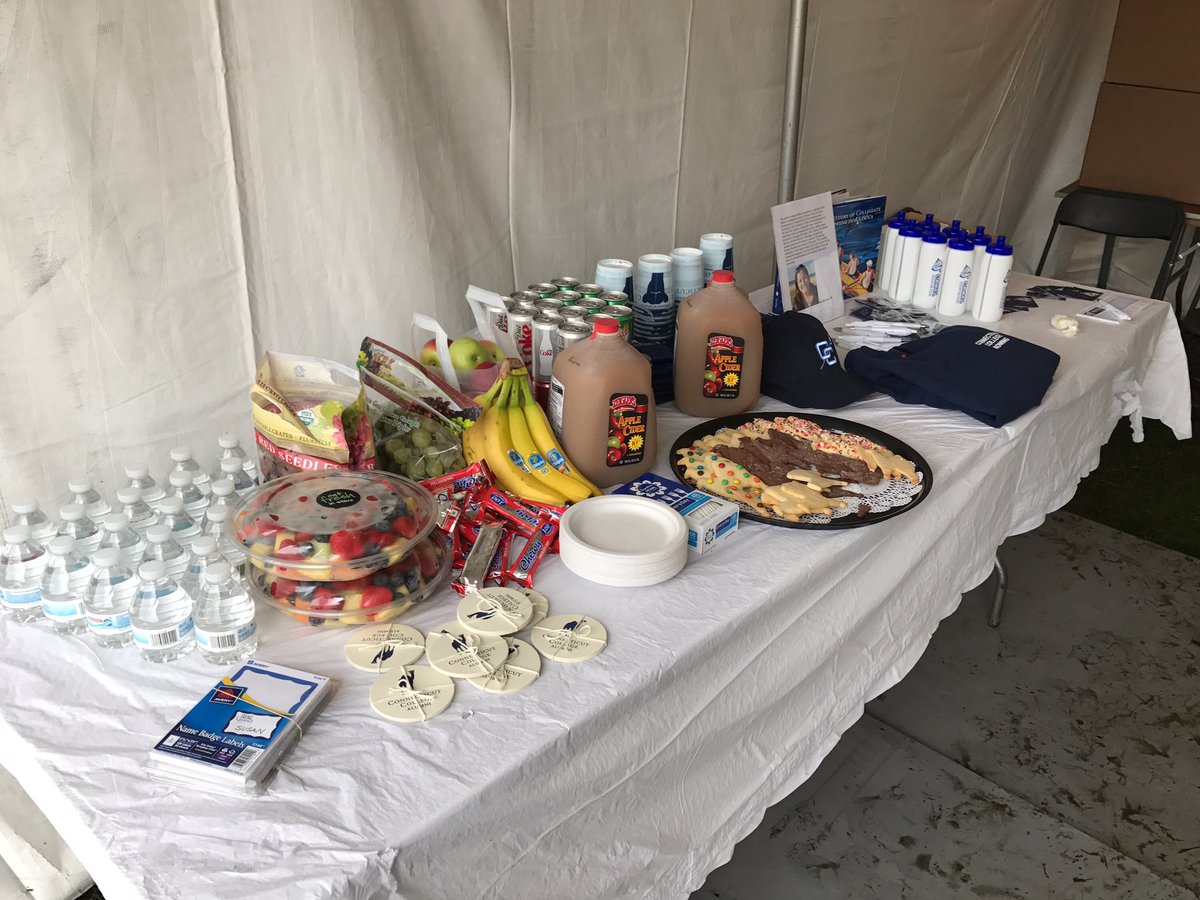 ConnCollege's tweet image. .@Conncollalumni set up to cheer on @CoCoWoRow at the @HOCR. #HOCR #CamelPride @CamelAthletics