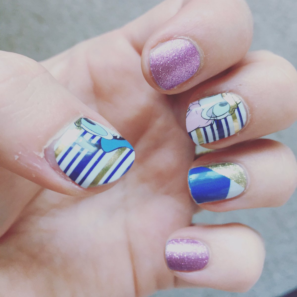 Hakzvideos's tweet photo. #disney #Jamberry #holiday nails ✔️ #donaldduck #daisyduck #pixiejn #loveatseajn #devotedjn #vlog #vlogger #blogger #wdw #vacation https://t.co/CNDFpV3wX7