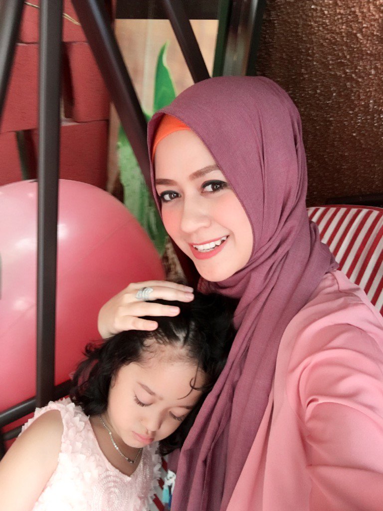 chinta_mirza's tweet photo. Bismillah🙏bersyukur dlm setiap keadaan,With u kaka oreel😘bunda sll bahagiaa, mksh ya Allah atas segala kenikmatan ini https://t.co/dbD3hVPvrF