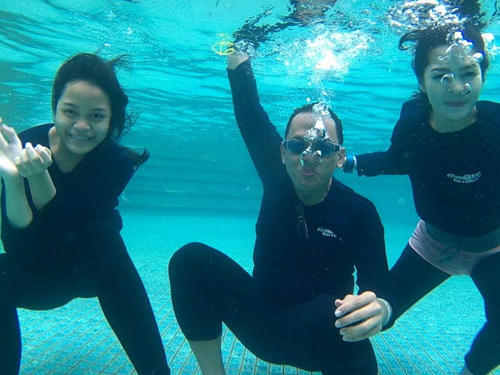 CondroHirdjan's tweet photo. #underwater #proudibmers #IBMfamgath2016 #peoplewelove  #IBMBingitz @IBMIndo @IBM_IDCLUB https://t.co/zgSbe4zN2n