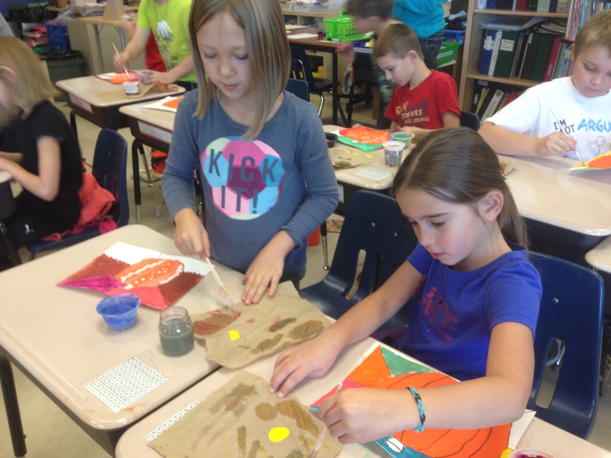 TRteachergirl's tweet photo. Grade 3 painting in the style of Romero Britto #artistsareborn #pumpkinsarefun @TerraceRidgeSch @MaricaMcWhinnie https://t.co/EpRdy0eLJg