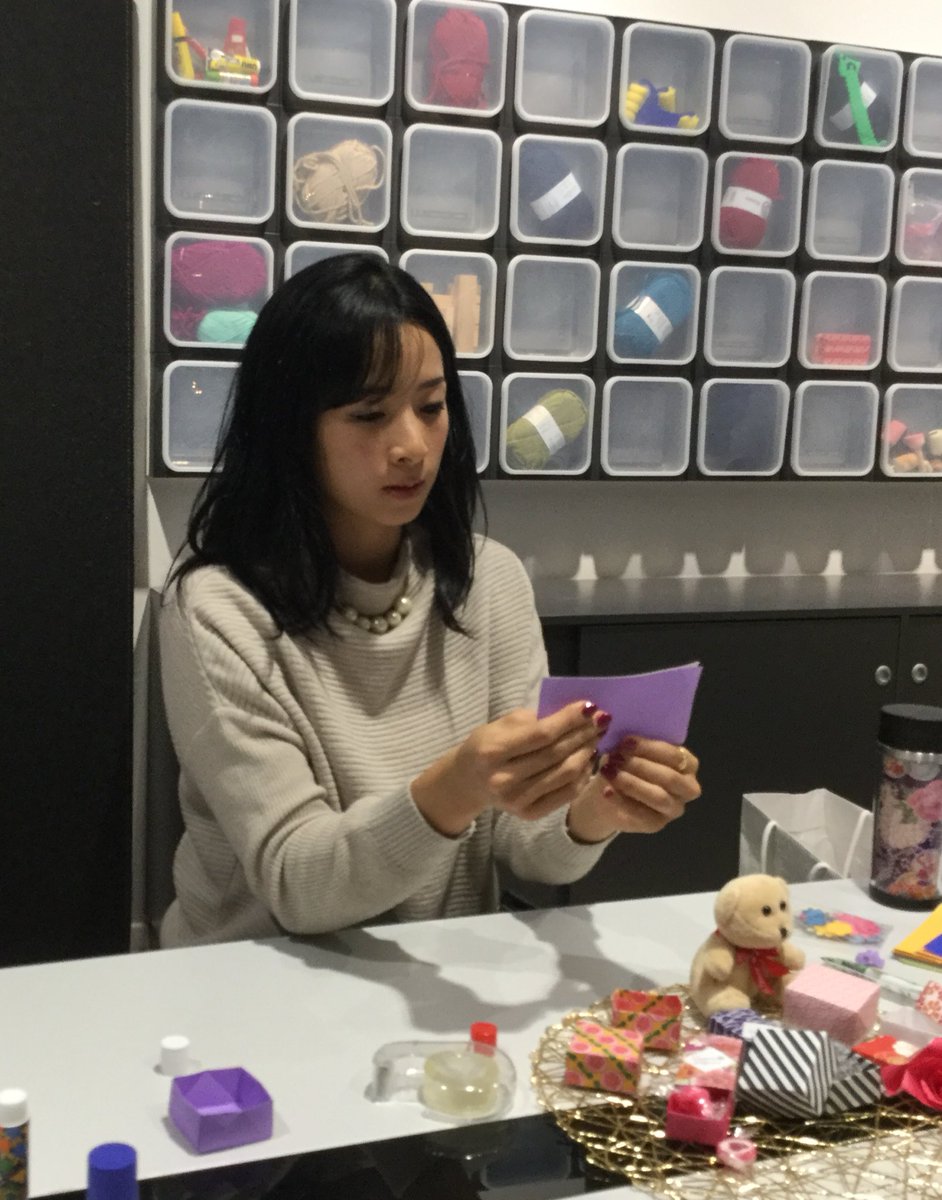 Hazuki Yamasaki von Everyday Origami hat heute bei uns gezeigt, wie man Origami-Schachteln faltet.