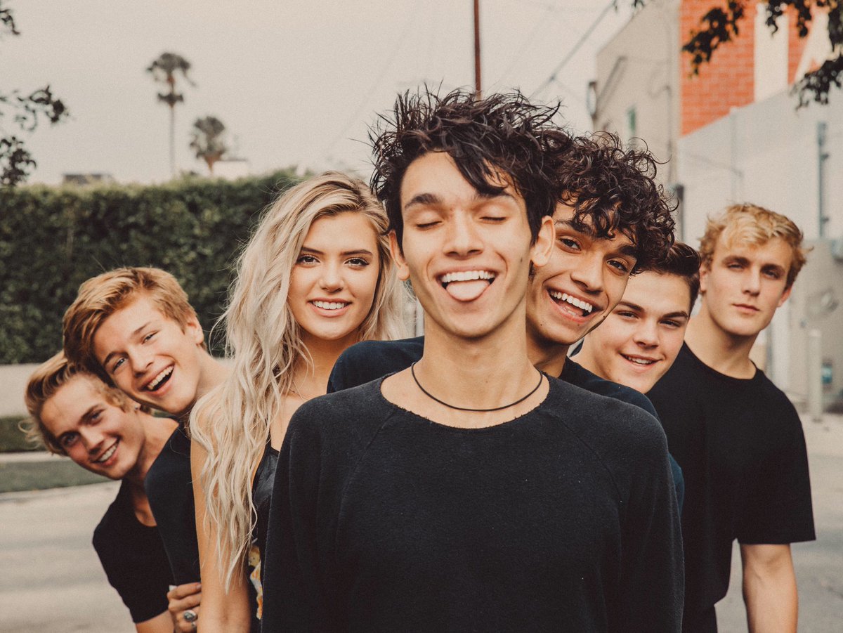 Компания друзей. Группа людей. Группа друзей на отдыхе. Компания друзей. Селфи группы подростков.