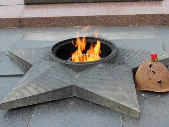 OnlyRussians's tweet photo. «Газпром» отключил в Таганроге Вечный огонь, чтобы на нем не жарили сосиски. https://t.co/5xuNPoxN2n https://t.co/LPF4YR9ZJ8