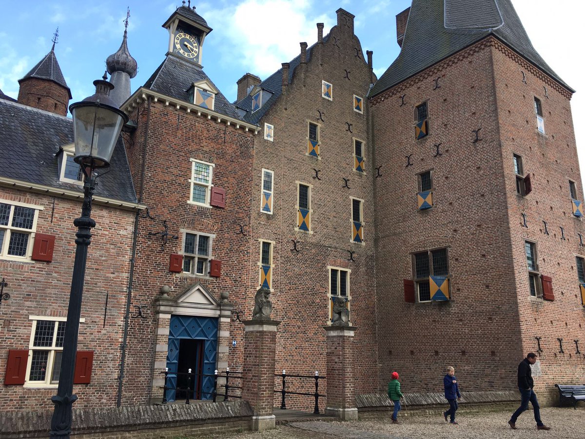 MuseumdagGLD's tweet photo. Veel gezinnen hebben @kasteeldw vandaag vanbinnen gezien. Leuk om te zien!! #GMD2016 https://t.co/zJ6EuLktyU