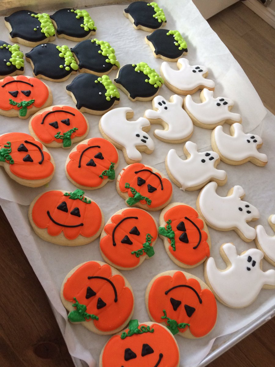 SweetsWilmot's tweet photo. Aren't these cute? Anyone have someone in their lives that would love a SWEET like this today? #sugarcookies #halloweeniscoming #openuntil6 https://t.co/RrQjh3Pyez