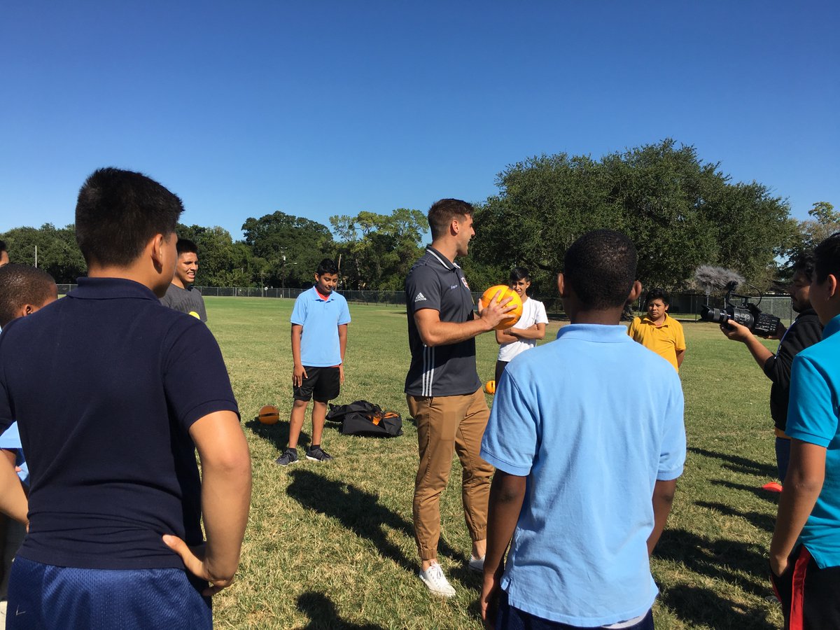 David Horst visited Missouri City Middle School yesterday to drop off new soccer equipment: housoc.cr/oLBc305qKZX https://t.co/cSACd2dPyR