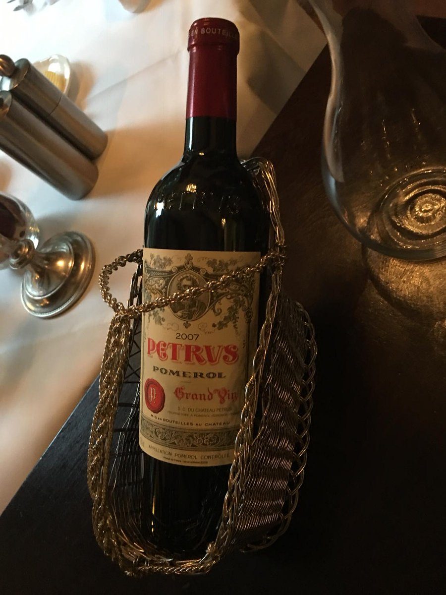 Smith_Bouwstad's tweet photo. Met een goede vriend een fles Petrus gedronken. https://t.co/ZNRzrxdCVr