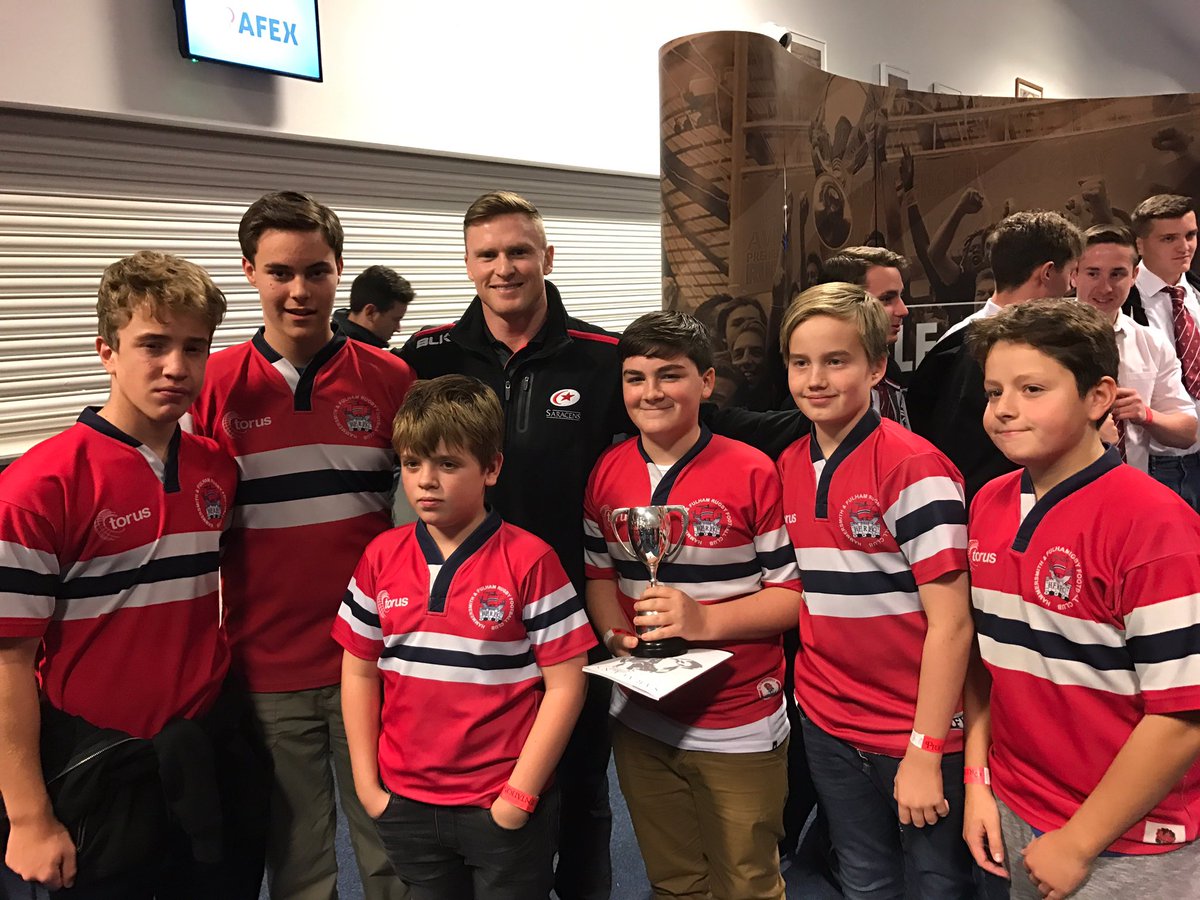 Last years U-13 collecting 🏉league 🏆 from <a href="/ChrisAshton1/">Chris Ashton</a> also meeting @bvunipola outside. Thanks <a href="/saracens/">Saracens Rugby Club</a> 👍
