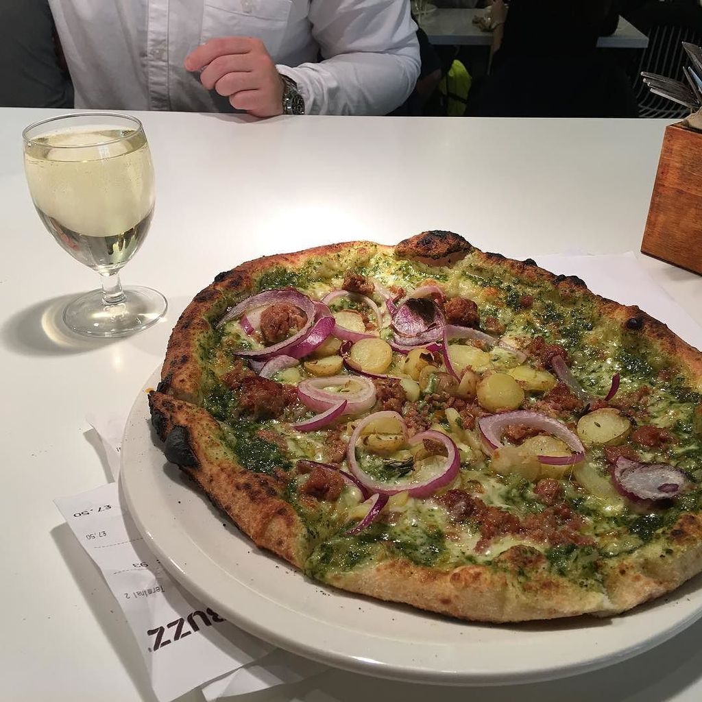 adham_jaleel's tweet photo. Pizza and prossecco 🍕 🍾😩 https://t.co/4bFvr3RV4H