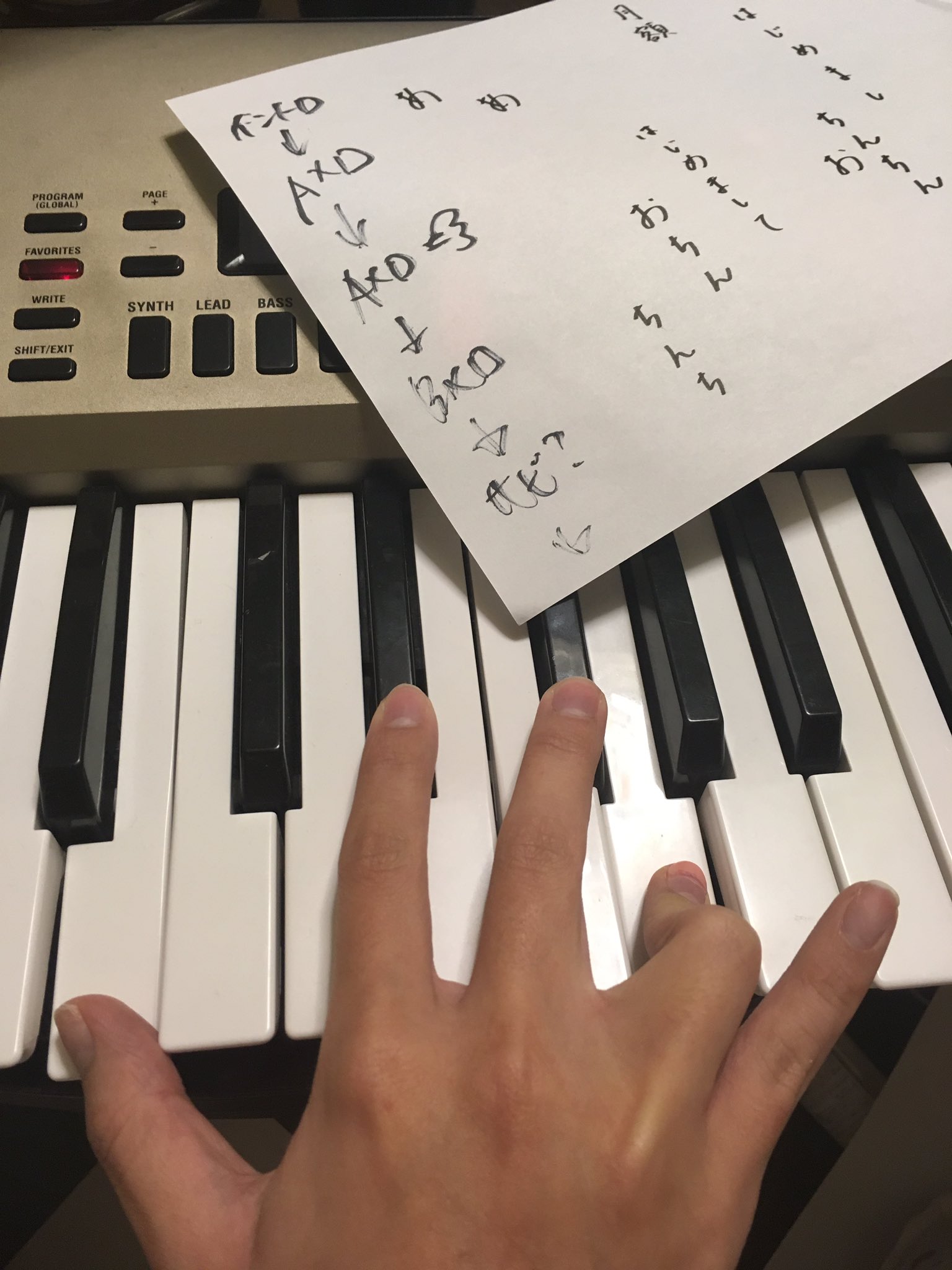 ニガミ17才公式 ニガミ17才のlineグループの流れを見ていたら あくびが岩さん宛に 曲の進行この流れで このコードあってますか と写真が送られてきたけど 進行メモと押さえてる手よりもその横の はじめまして おちん 辺りが気になって仕方ないぱす