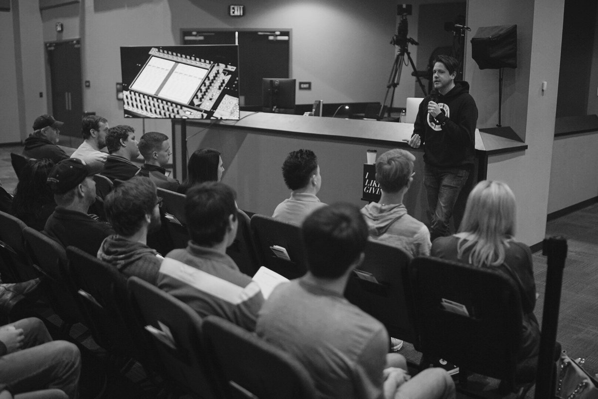CRTinitiative's tweet image. @russellcombs leading our Audio 101 class | #createworkshop #audio #russellfordays