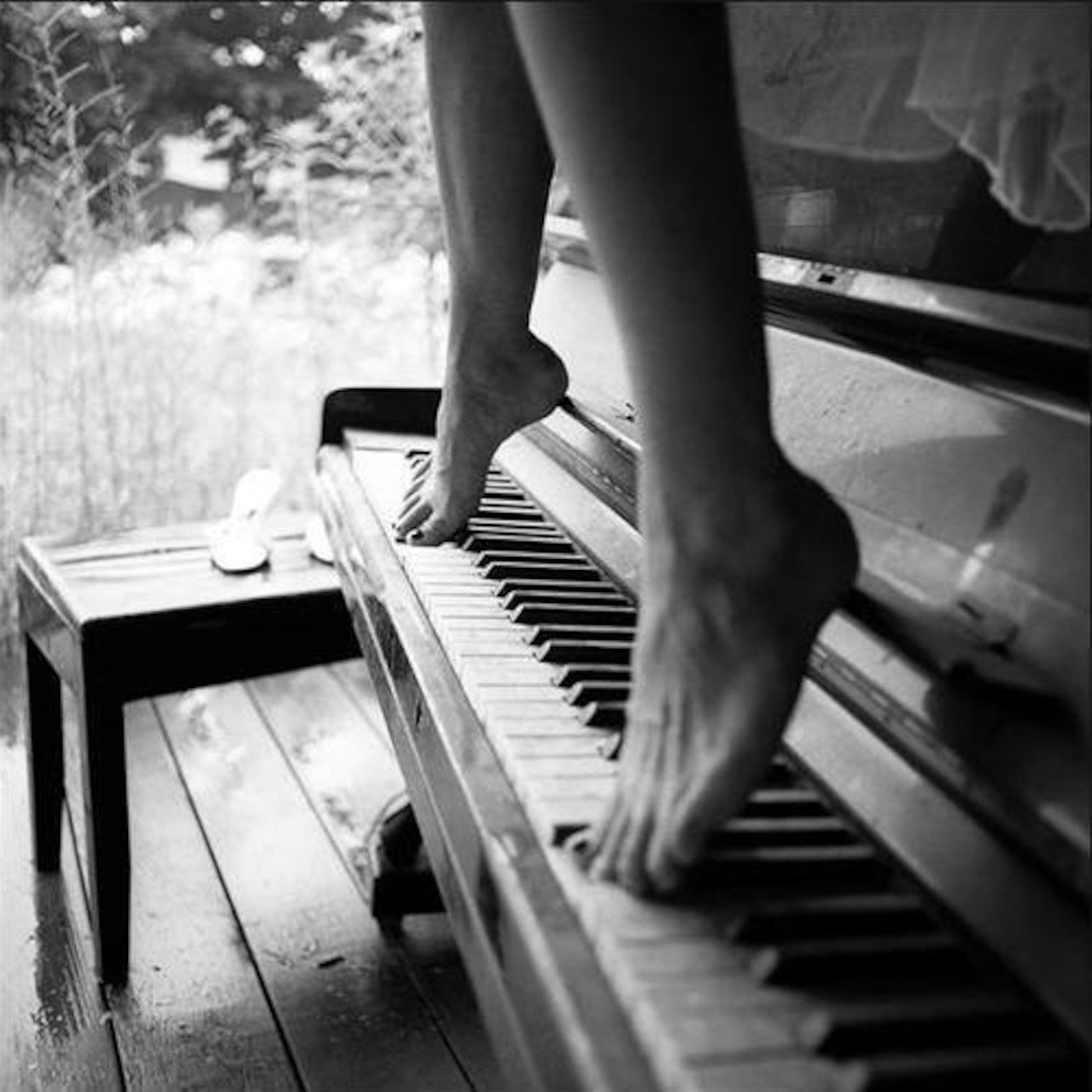Пою фальшиво. Девушка и пианино. Девушка на рояле. Черно белое пианино. Фотосессия с пианино.