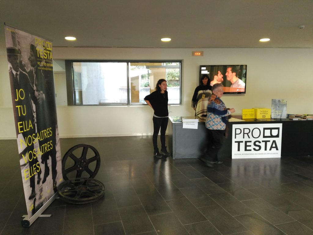 FProtesta's tweet photo. Això ja ho tenim a punt! En mitja horeta comencem la final #protesta2016. Ja pots recollir la teva entrada gratuïta a l'@latlantidavic! https://t.co/5FqalOevDd