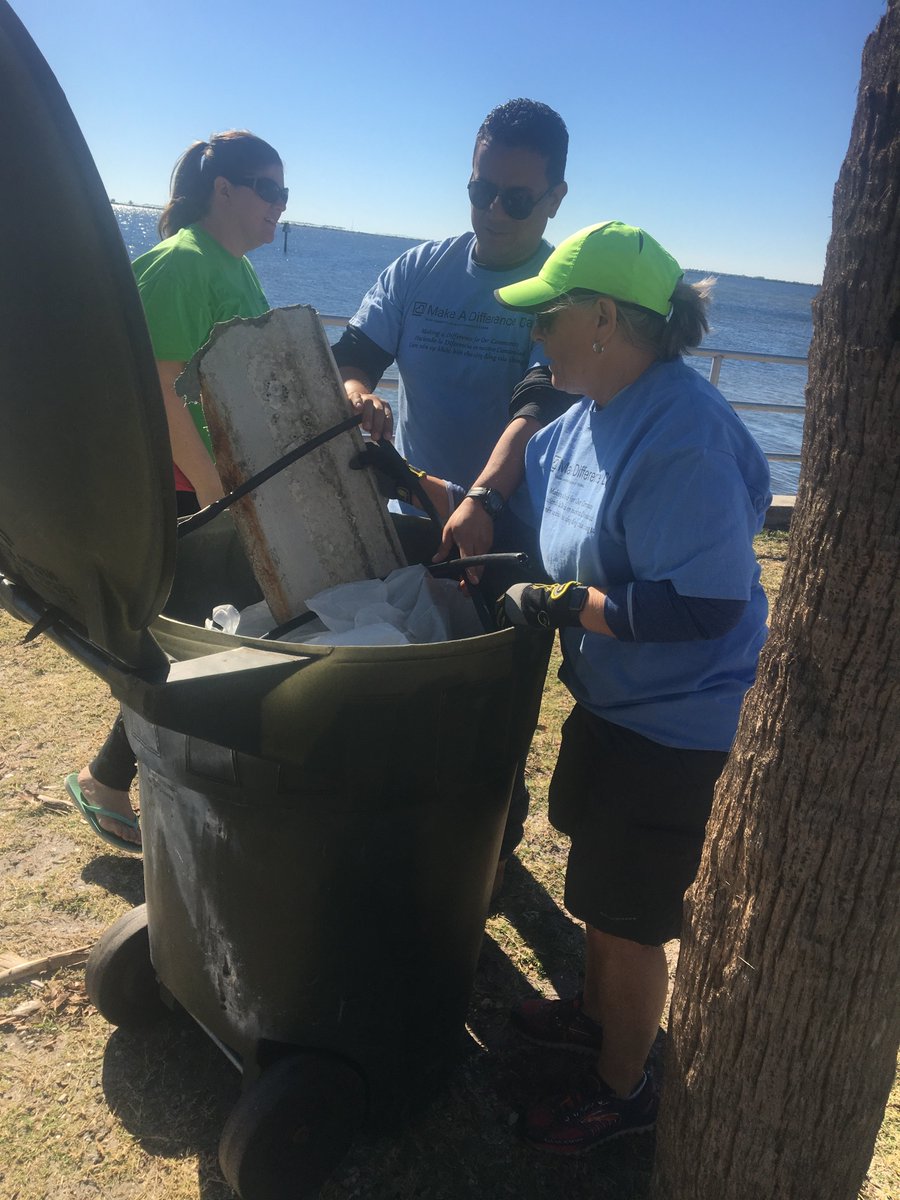 Cleaning up Safety Harbor Waterfront Park/Marina-Veterans Park with <a href="/JWBPinellas/">Juvenile Welfare Board</a> #MDday2016 #keeppinellasbeautiful #volunteer