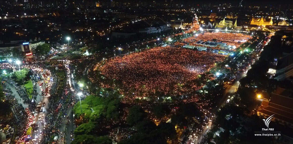 kowit_ThaiPBS's tweet photo. ภาพมุมสูงจุดเทียน และร้องเพลง #สรร��สริญพระบารมี ที่ท้องสนามหลวง #sanamluang #ThaiPBS https://t.co/EbYq2P4KMI