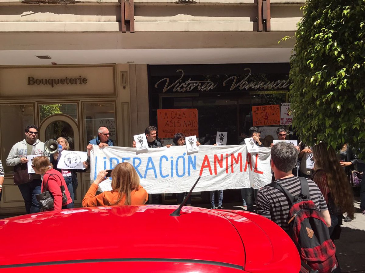 dalessamauricio's tweet photo. Escrache a vanucci x la matanza de animales. Ahora https://t.co/aoI1u8m157
