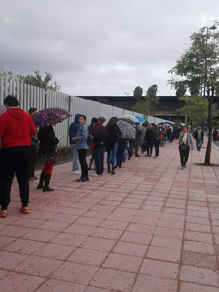 magaortiz's tweet photo. @InterestelarSev primer tramo d la interminable cola, hay 1 única persona devolviendo dinero!! En serio? #InterestelarSevilla #eldiapacolas https://t.co/EqqBEABMeq