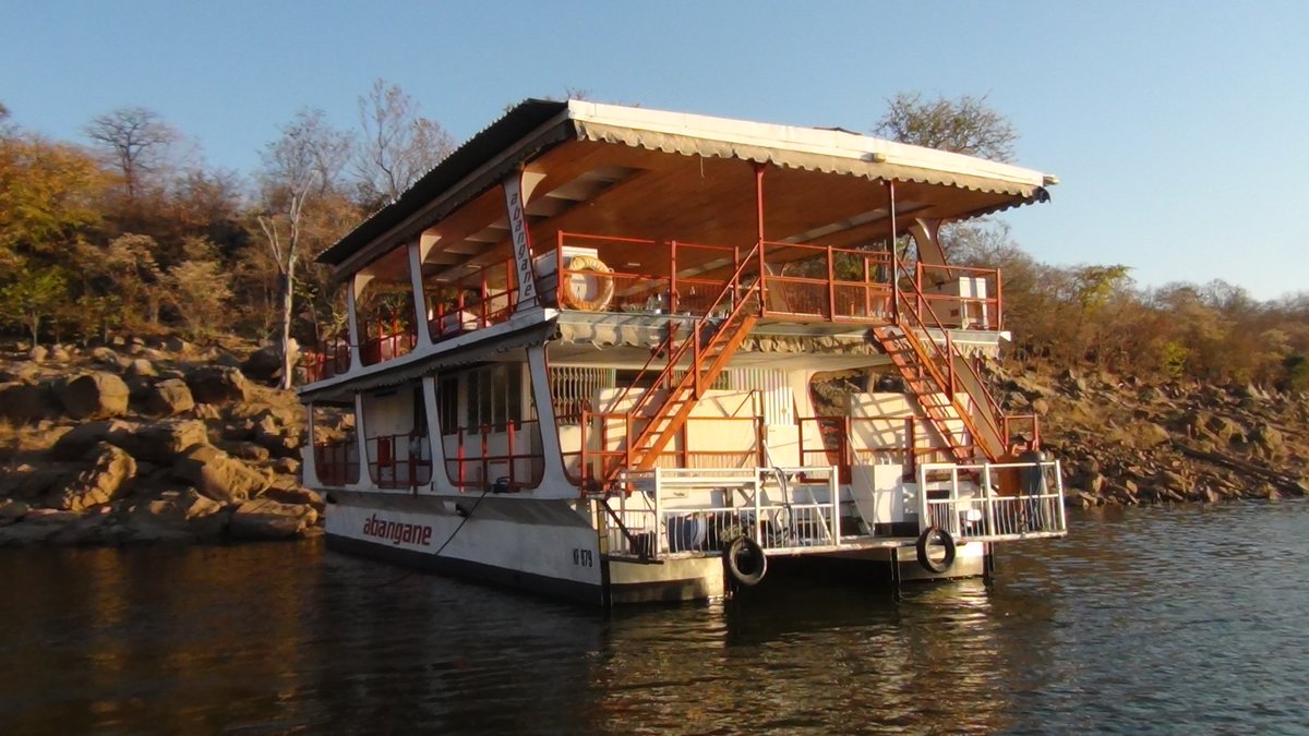 KaribaHouseboat's tweet photo. The Abangane is an open-decked Kariba Houseboat. Sleeping up to 15 people, enjoy lazy days at affordable prices. https://t.co/la699WwBXs https://t.co/zPr0edfIvO