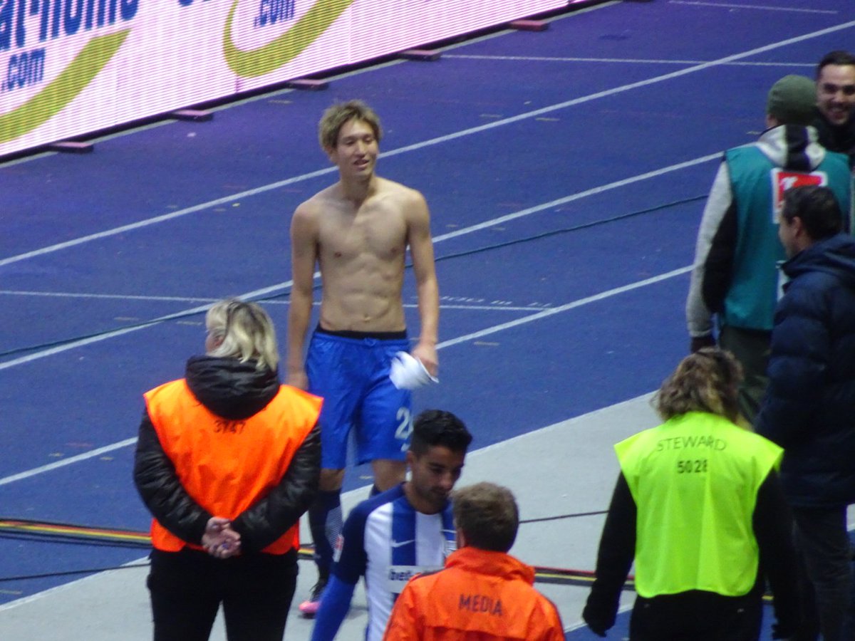 Fjまりこ Ar Twitter ヘルタ ベルリンvsケルン2 1で試合終了 終了間際にケルンがネットを揺らすもノーゴールの判定 スマホによると気温5度で私はウルトラライトダウンを着ててもガタガタしながら文字を打ってるのに 原口元気選手は美しい腹筋を見せてた ありがとう