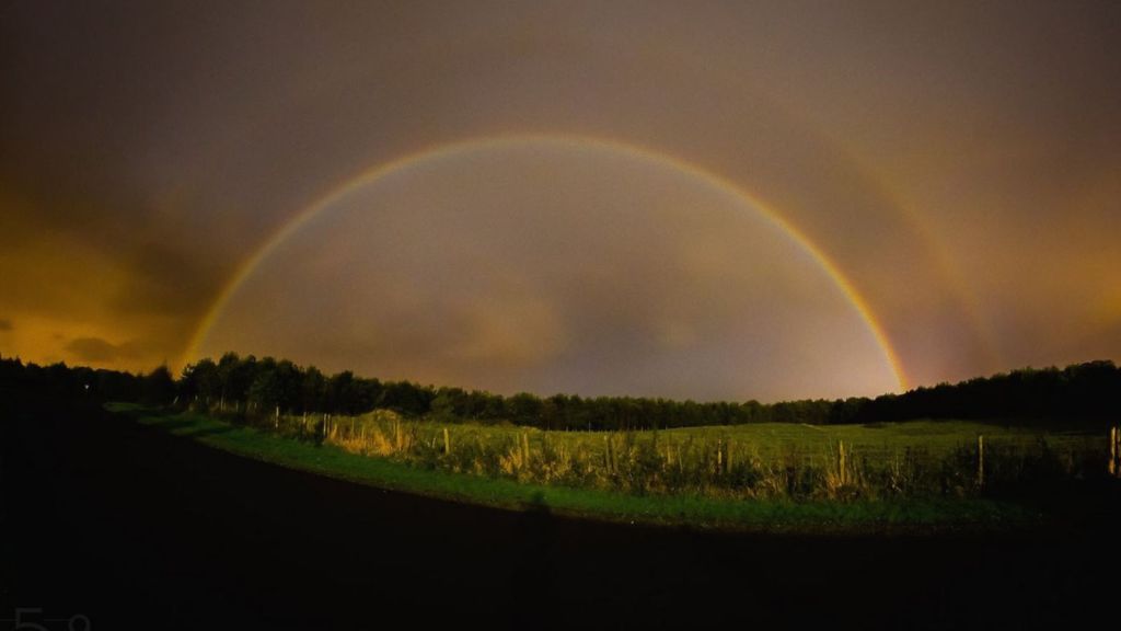 Pictureto_App's tweet image. &apos;Moonbow&apos; photographed over Yorkshire - BBC News bbc.in/2eiccNL 
#moonbow #picturefilter