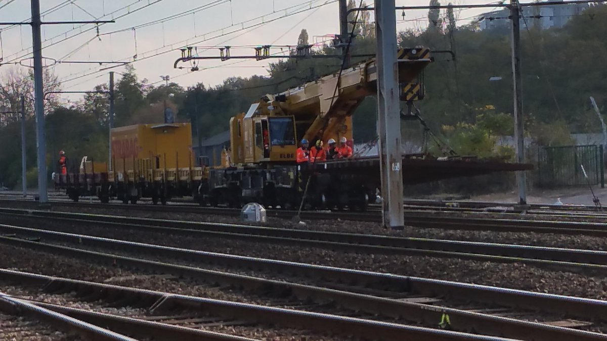 MorillonMathieu's tweet photo. une belle loco pour un TTX.... et la grue en  action... #TJDPOSTEMETP #IPRG @SNCFReseau https://t.co/7fSgHsqX7C