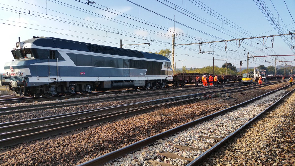 MorillonMathieu's tweet photo. une belle loco pour un TTX.... et la grue en  action... #TJDPOSTEMETP #IPRG @SNCFReseau https://t.co/7fSgHsqX7C