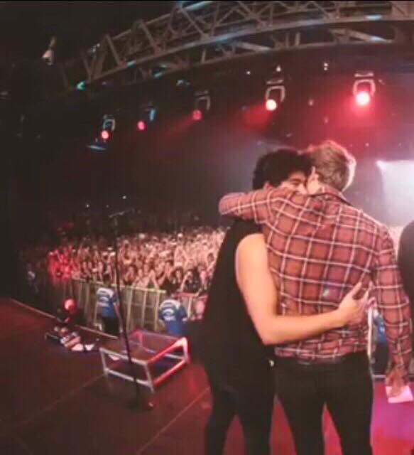 lukemelapela's tweet photo. IM OKAY I PROMISE IM OKAY IM SO OKAY OMG. #CAKEAF HELLYASSSSSS https://t.co/rjEygXeP3F