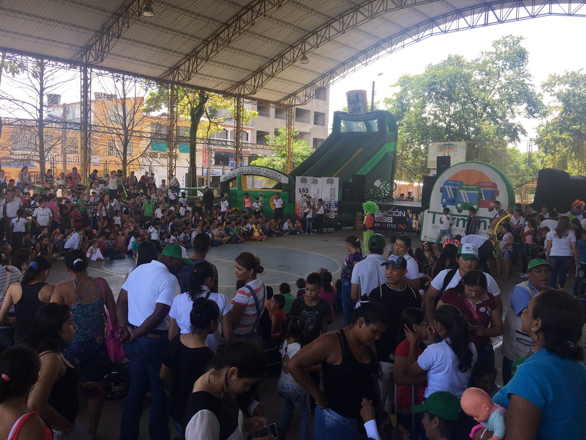 TTVillavo's tweet photo. Nos unimos para sacar una sonrisa a los niños de los barrios vecinos a la terminal. #NosVemosPronto #TerminalMAN https://t.co/AVg02NXkWs