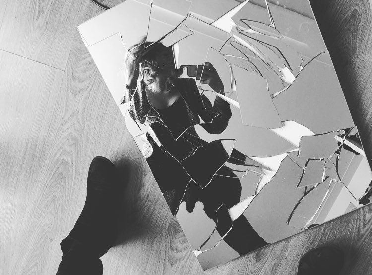 NathalieHennis's tweet photo. Demolished a mirror today #everythingforthephoto #demolitionmode haha 🔨 https://t.co/v0BVmy41iA