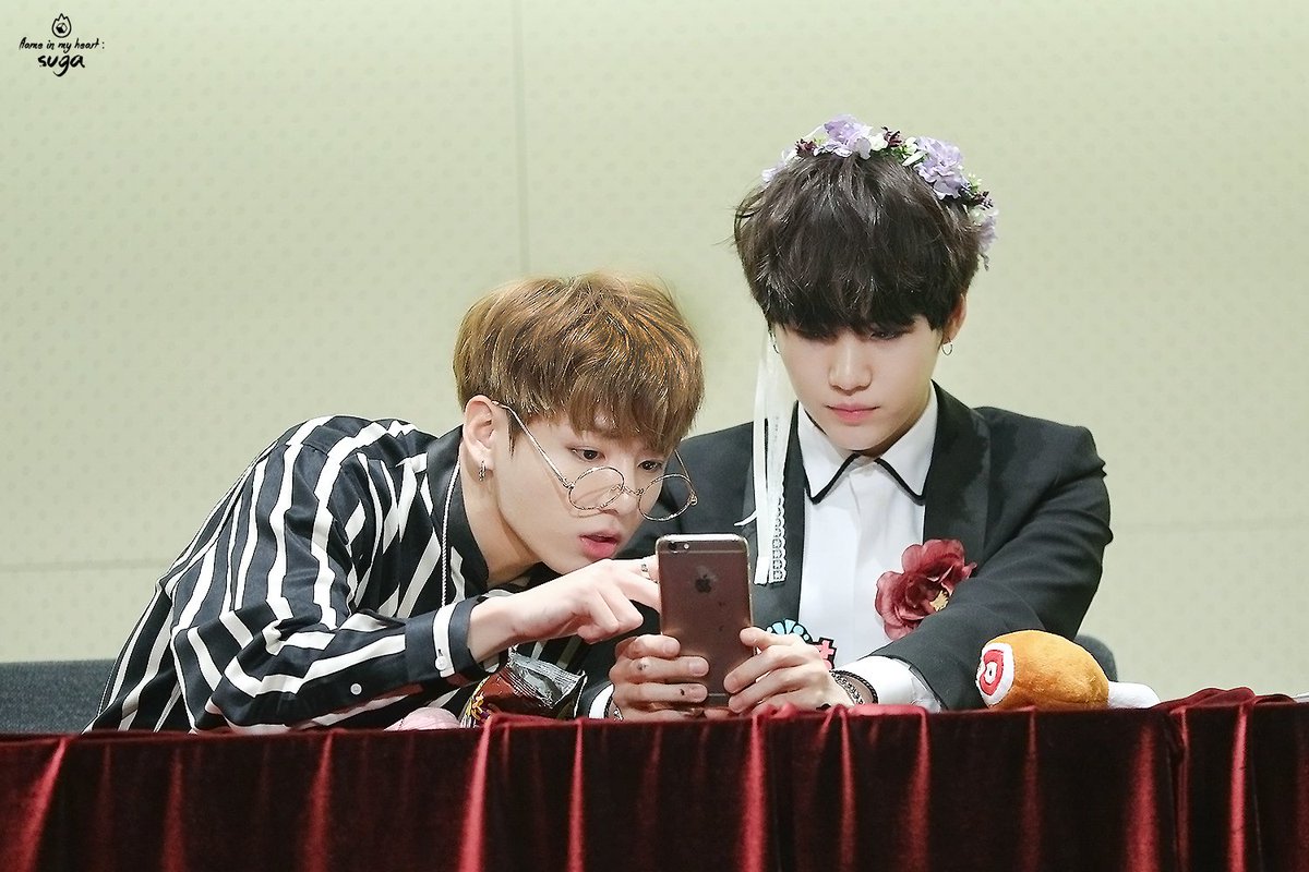 flame_suga's tweet photo. 161023 팬사인회 #방탄소년단 #슈가 #민윤기 #SUGA 이르케 찍는 건가?! 읏챠읏챠 질문끝에 행복하게 셀카를 찍어쏘 찍어쏘😇😇 https://t.co/WkbLcv4DON