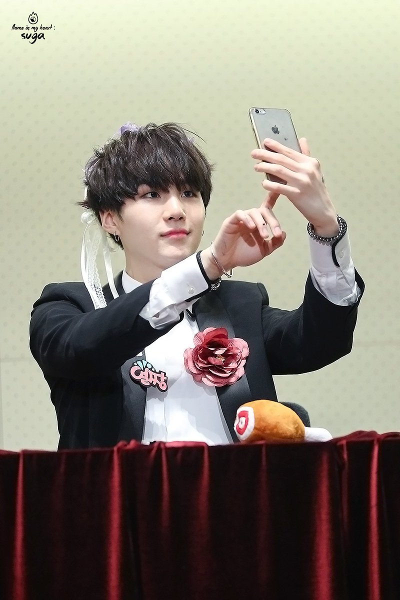 flame_suga's tweet photo. 161023 팬사인회 #방탄소년단 #슈가 #민윤기 #SUGA 이르케 찍는 건가?! 읏챠읏챠 질문끝에 행복하게 셀카를 찍어쏘 찍어쏘😇😇 https://t.co/WkbLcv4DON