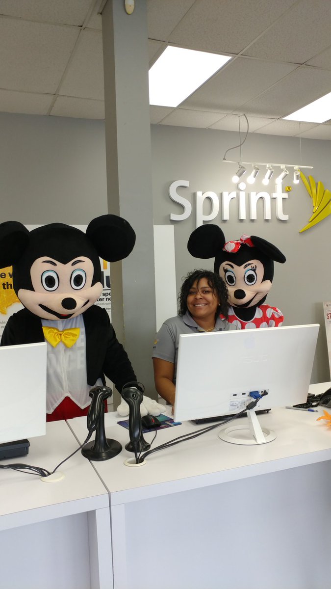 95thSt_PCSMS's tweet photo. Mickey &amp; Minnie are here to make the switch and celebrate #SprintSaysThanks only @95th and Jeffery Sprint! Come in for today's 🔥 deals!! 🎉🎊🎆 https://t.co/gd4P0LwJsa