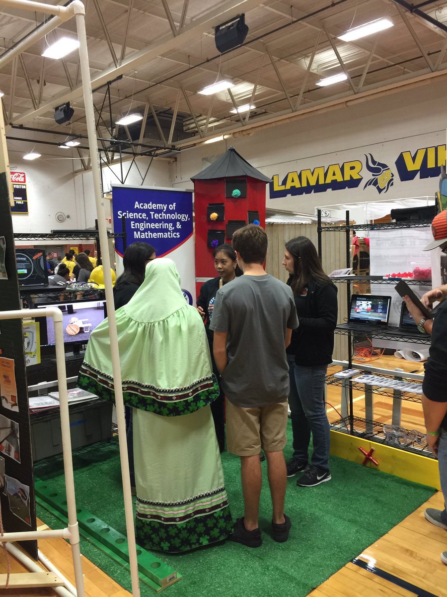 stemrobots's tweet image. Our booth team is presenting😄🐷!! Great job Marla, Austin, Morgan, Sakina, &amp;amp; Hulen!! Shoutout to Hector for the Tech! @STEMAcademyNHS