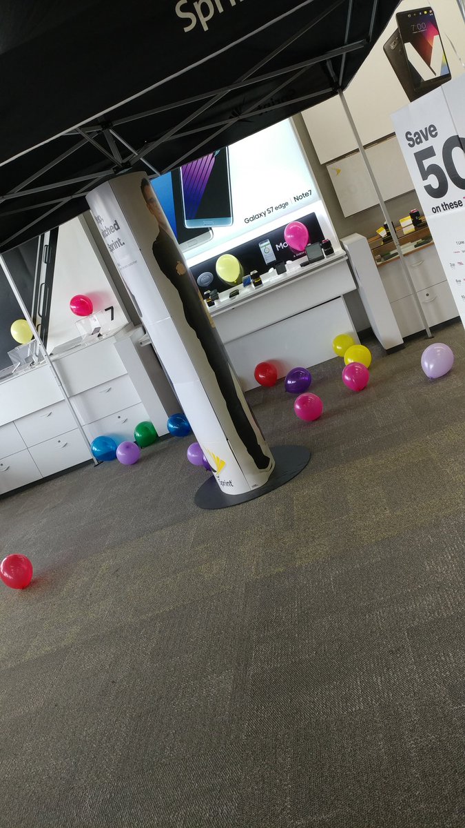 95thSt_PCSMS's tweet photo. Party time! #SprintSaysThanks https://t.co/LohI31e0Uv