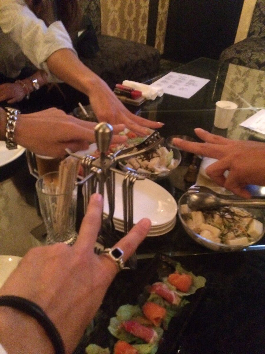 push_WH_Gu's tweet photo. 今日はとっても！とっても！幸せでした(^_^)
バンドメンバーでの久々の集合。
、、、サプライズ誕生日パーティーをしてくれました！！！
PUSH感謝感激デス！
ホンマ、仲間に恵まれた幸せ者ですわ♫ https://t.co/0WTv2apuaO