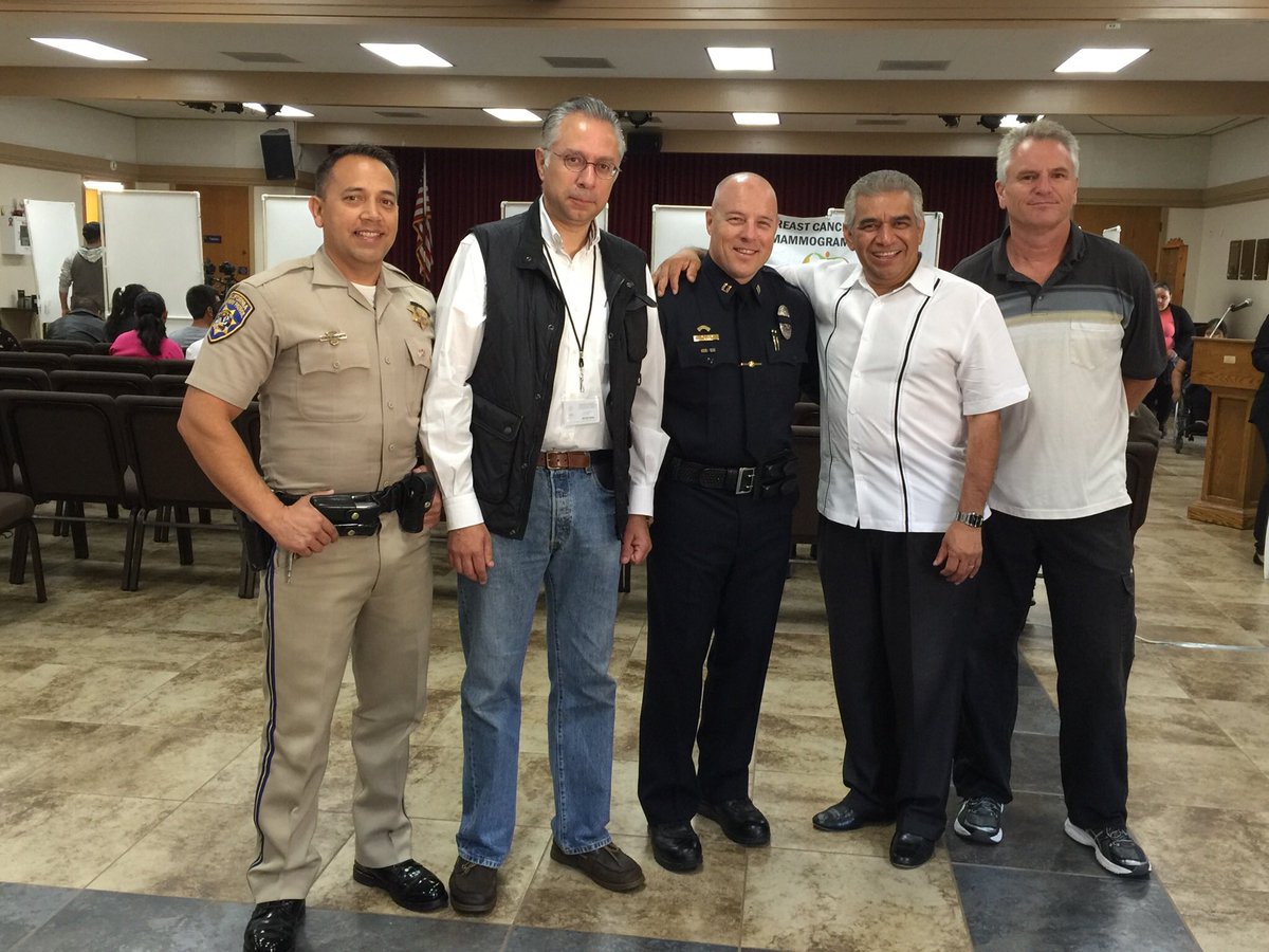 Aquí estamos apoyando la comunidad y promoviendo conducir con seguridad en el Consulado Móvil en la Iglesia Escondido.  Vengan a visitarnos.