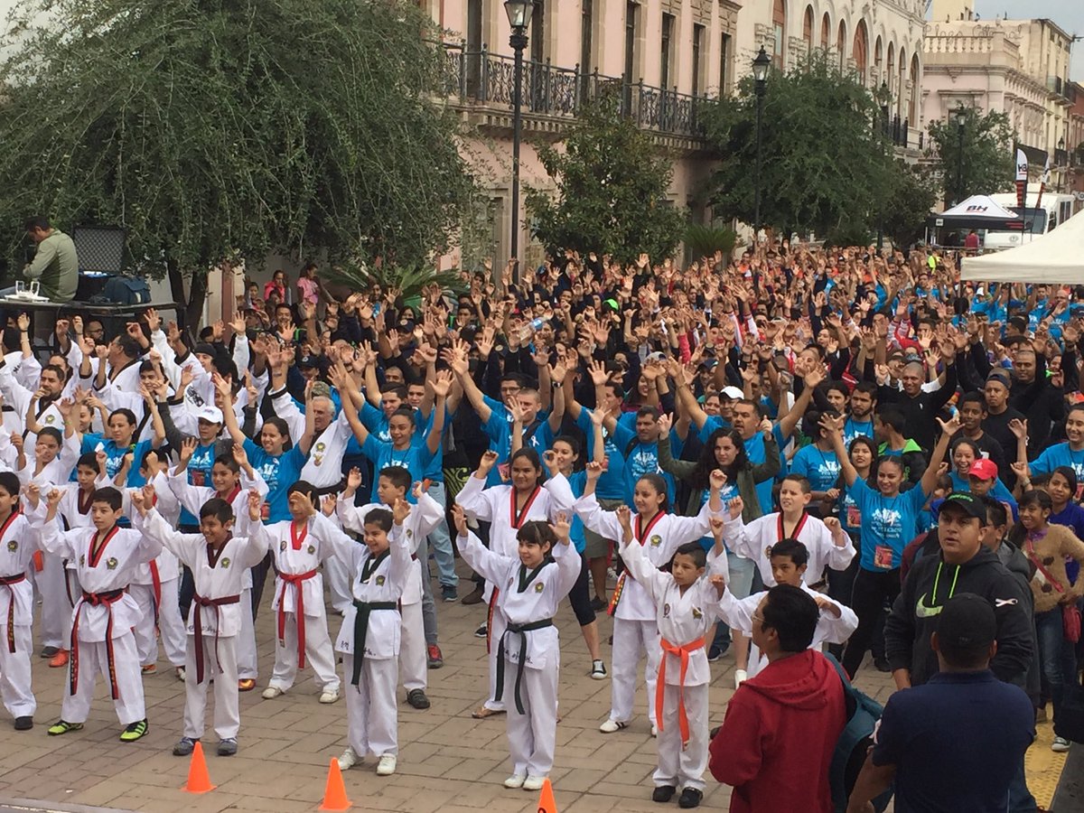 IEDOficial's tweet photo. Encabeza la Sra. Elvira Barrantes de Aispuro la Activación Física Masiva "Muévete contra el Cáncer de mama" https://t.co/57lsLBBlDR