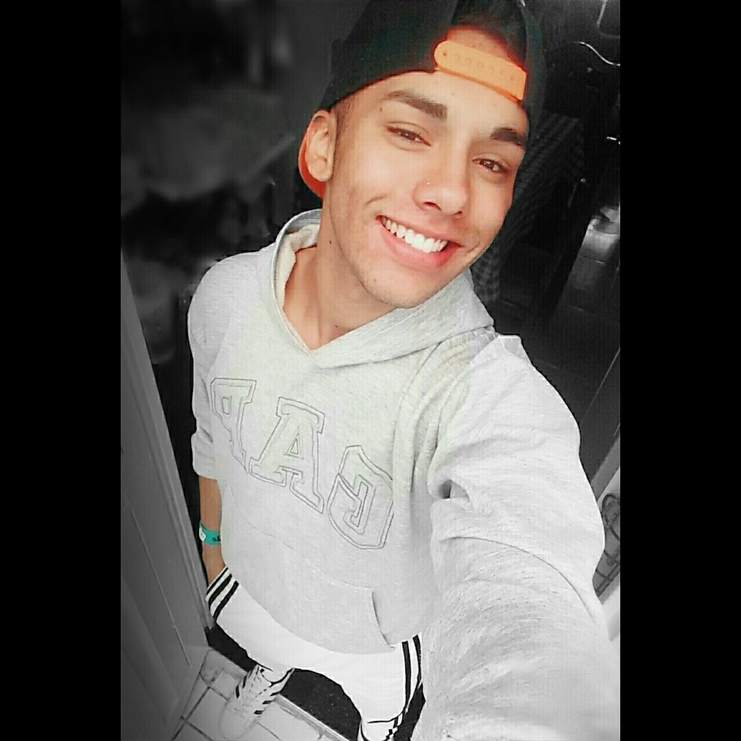 juanka_suarez's tweet photo. -El miedo llamó a la puerta. La confianza abrió, Y afuera no había nadie... 😊
#expression #life #similing #caps #teen #guys #mcm #boy #tbt https://t.co/kJoT5Hw2QE