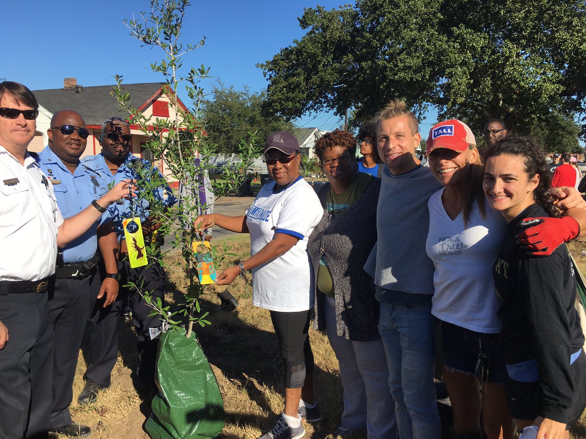 NolaTreeProject's tweet image. We&apos;re burying hatred &amp;amp; division, &amp;amp; planting trees rooted in love! #plant4peaceNOLA #plant4peaceSTL @MayorLandrieu @MargaretOrr