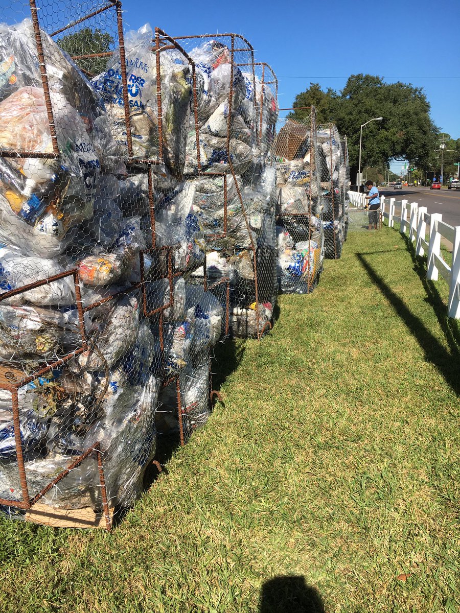 ProjFrontYard's tweet image. So much cleaning happening today! Thanks to @ULBIGEVENT University Avenue is getting a lot cleaner today!
