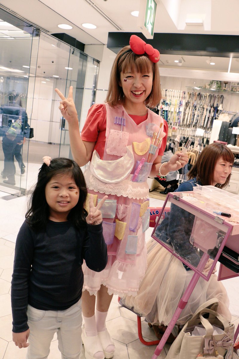 chiho_A's tweet photo. HELLO KITTY ACTION × #ミワンダフル @sanrioworldGINZA
でたくさんの子供たちとメイクスマイル😊 思わず私も笑顔になっちゃう‥😊 #hka2016 https://t.co/W0Zlp8i91J