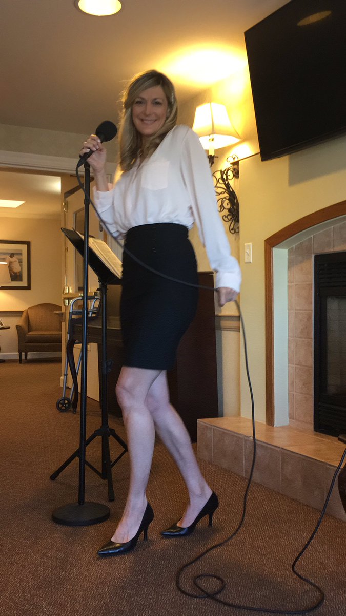 ginaglass's tweet image. It's always a wonderful day when the beautiful @TheaLGill has a mic in her hand! I'm blessed I get to be a part of it!
📸: @ginaglass