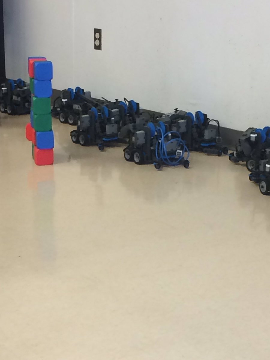 macfarlanek123's tweet image. My new friend #robotsarecool #techsymposium #haltontech