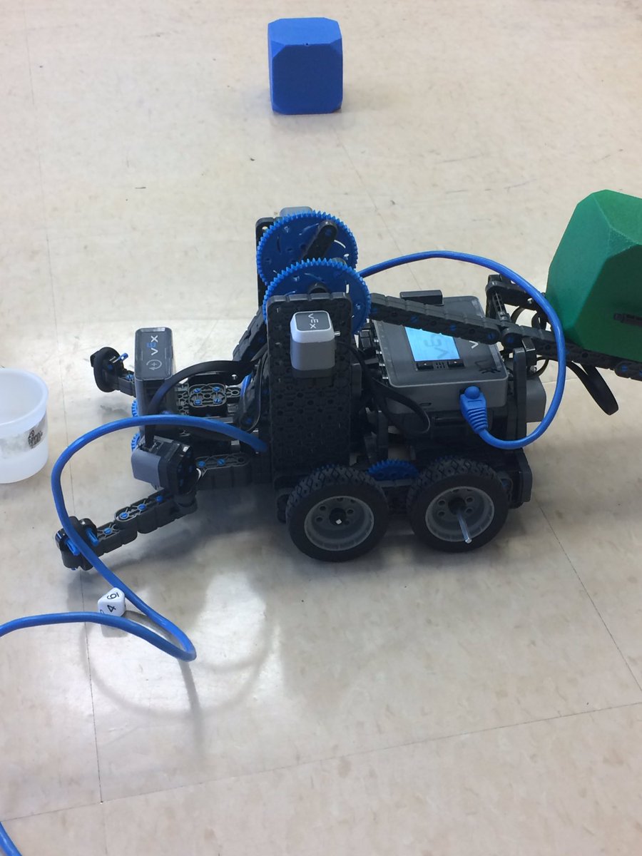 macfarlanek123's tweet image. My new friend #robotsarecool #techsymposium #haltontech