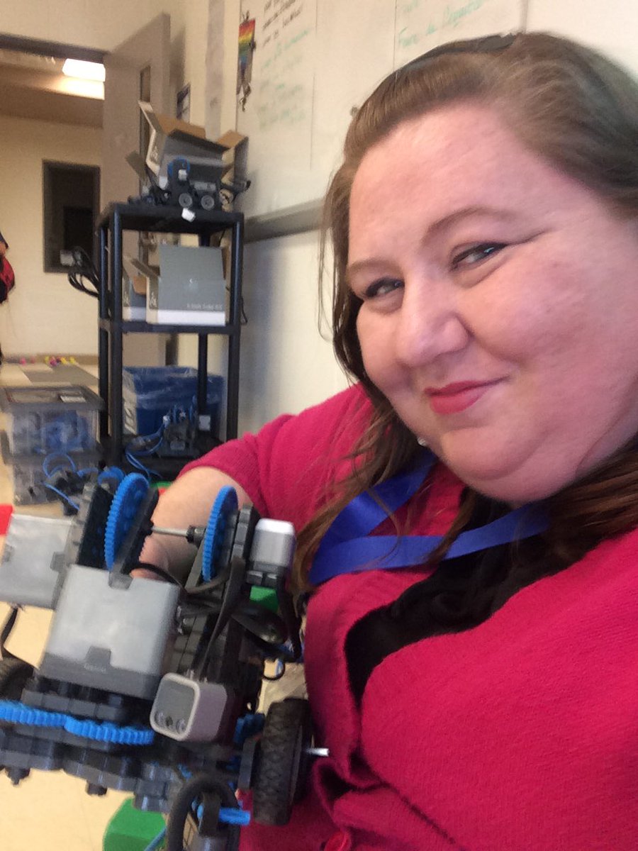 macfarlanek123's tweet image. My new friend #robotsarecool #techsymposium #haltontech