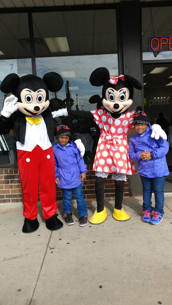 95thSt_PCSMS's tweet photo. Come out and celebrate! #SprintSaysThanks @marceloclaure https://t.co/26nxYKYOgt