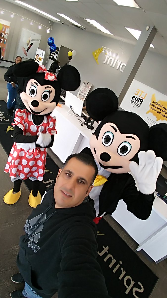 95thSt_PCSMS's tweet photo. Dancing in to the savings #MakeTheSwitch #SprintSaysThanks https://t.co/hXior0siub