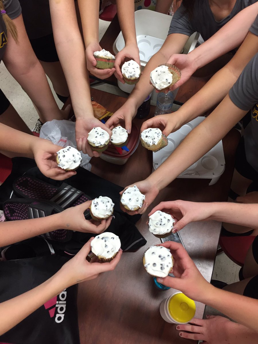 ShaughnessySra's tweet photo. Topping off a great season with a sweet treat. πππ#cmsvolley #cmslegacy #1phasd #thankyou #greatseason https://t.co/k0Y5xw8moh